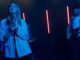 Band auf der Bühne eines kleinen Clubs